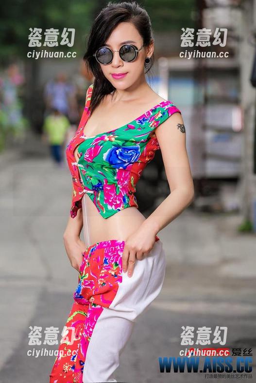 AISS爱丝(黄金版) - 等不及要下载索菲滑板少女图集，看能不能穿得像样点！