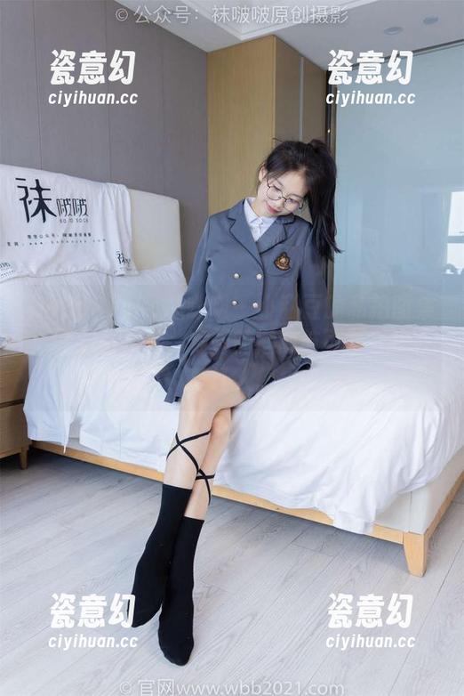 BoBoSocks袜啵啵-小甜豆 BoBoSocks袜啵啵 - 小甜豆的私拍图集:三双帆布鞋,穿搭的懒散与可爱交织在一起了,真让人想捏一捏!