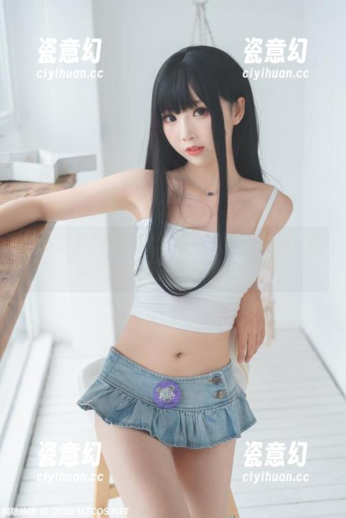 草莓美眉的皮肤光滑得令人产生怀疑，快来喵糖映画美图一看究竟！