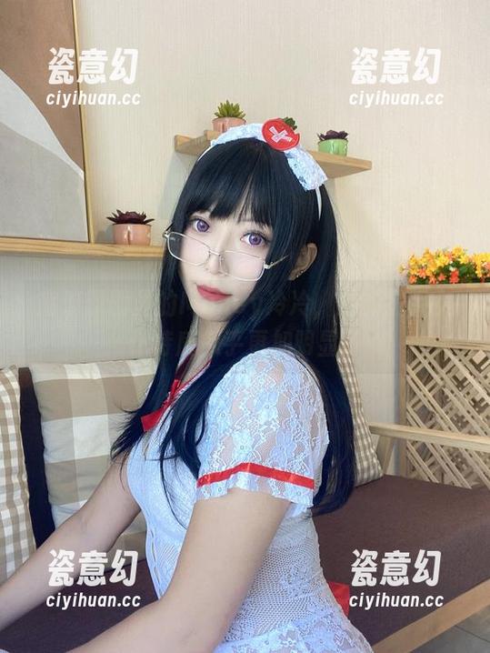 高清原图里的Money冷冷，她的黑呆女仆特质似乎更加明显了