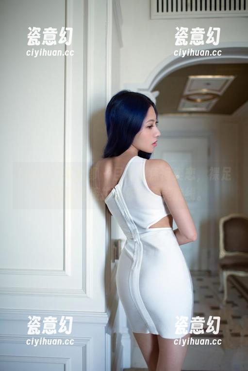 TuiGirl推女郎-何奕恋 TuiGirl推女郎 - 目光聚焦何奕恋,裸足的原图直接挑战你的审美底线。