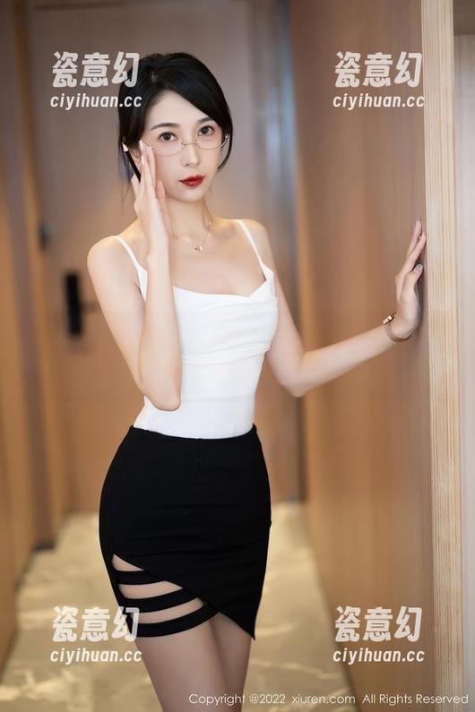 Xiuren秀人网-七七kiko Xiuren秀人网 - 让七七kiko的瑜伽全套带我飞,虽然我只想抱着零食!