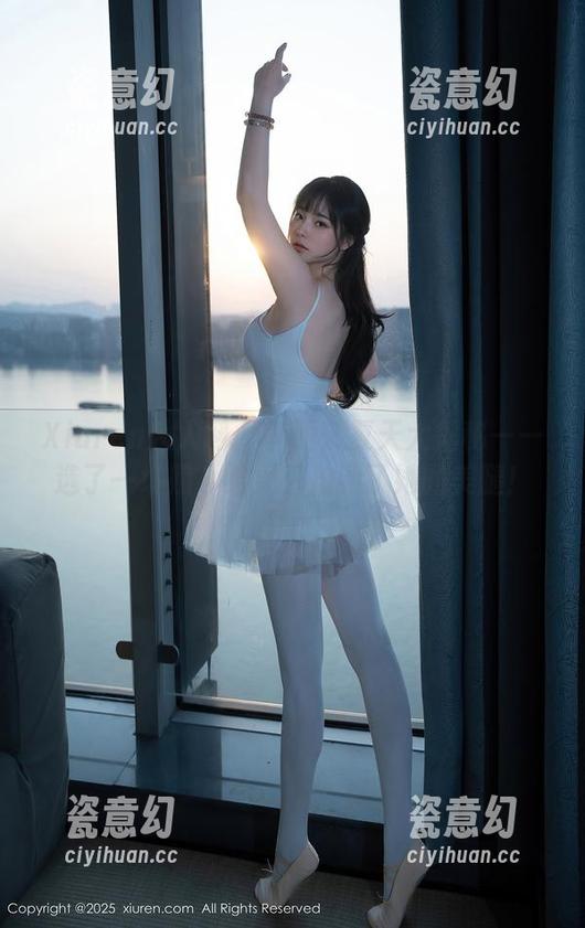 Xiuren秀人网-李丽莎 Xiuren秀人网 - 李丽莎夏天大揭秘——选了一堆照,结果只拍到了她的美腿!