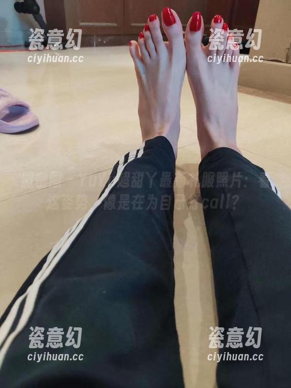 YuYu超甜丫 微密圈 - YuYu超甜丫最新礼服照片:看这姿势,像是在为自己打call?