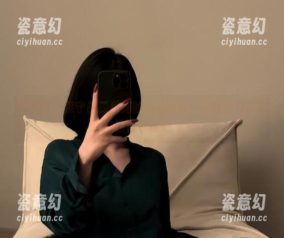微密圈 - 保守的二舅妈的私拍图包：在红丝白袜的温柔中迷失