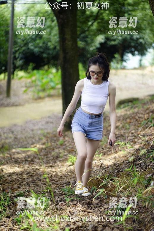 初夏女神-双双 初夏女神 - 不怕沙滩晒黑,双双比基尼在线美图带你穿越到全新时代!