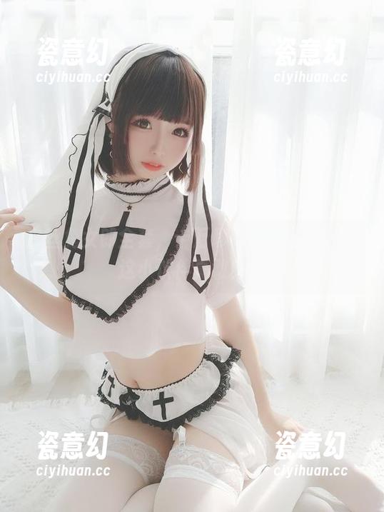 白丝兔女郎全套，十万珍吱伏特的影像，这小伙伴真敢穿！