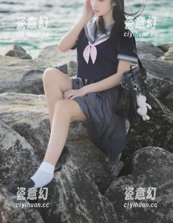 南桃Momoko的网袜是一种美图…至少在某些角度很迷人！