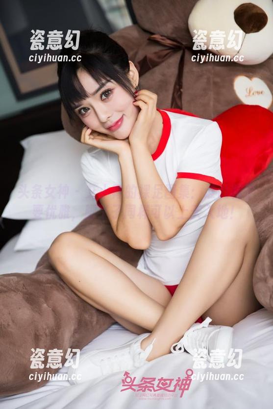 头条女神-艾小青 头条女神 - 艾小青的裸足图集:谁说鞋子要优雅,脚丫子同样可以上天入地!