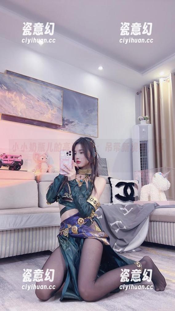 小小奶瓶儿 小小奶瓶儿的高清图包:吊带新境界,你敢来吗?