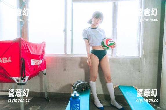 看小鹿鹿shika穿爱宕制服，原图里的每一帧都是对比不出色的美好