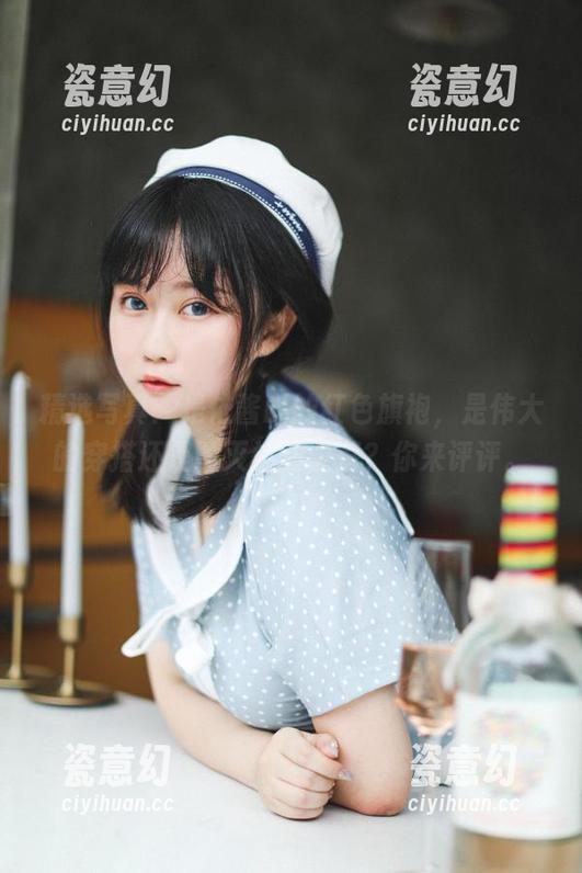 是依酱吖 精选写真:是依酱吖的红色旗袍,是伟大的穿搭还是毁灭性的堕落?你来评评。