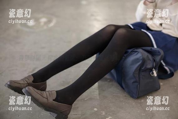 森萝财团-乃晴 森萝财团 - 库水的低语:乃晴的裸足写真,让你眼前一亮