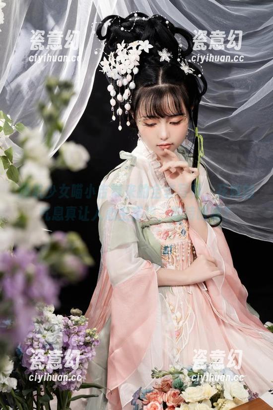爆机少女喵小吉 爆机少女喵小吉带来的全套写真,花嫁的气息真让人心生妄想,期待啥呢?