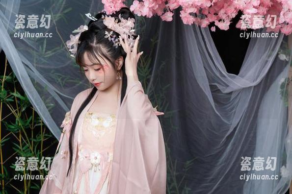 爆机少女喵小吉 纳西妲在爆机少女喵小吉的美图集:拯救米游社的新方法——反向追求