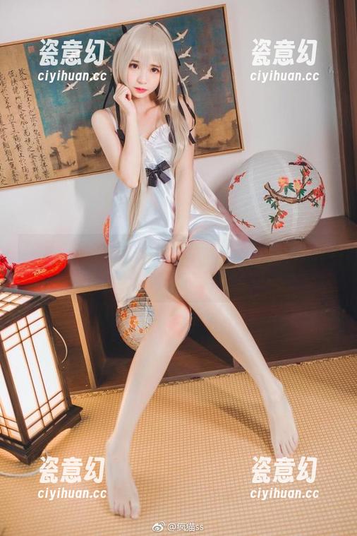 圣诞特典的疯猫ss，穿着白色毛衣，照片中那种尴尬让人无法自拔…