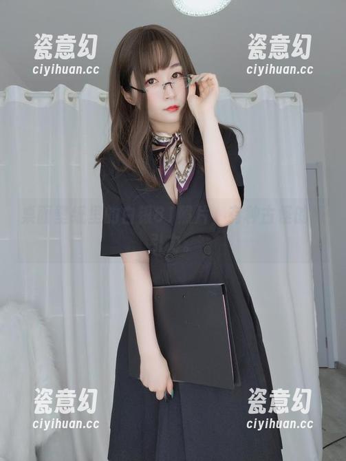 桌面壁纸里的白银81照片，有种古怪的吸引力。