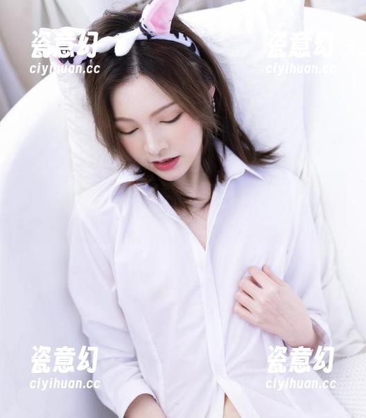 穿上白露Bululu定制的毛衣，这图片的她怎样都耐看！
