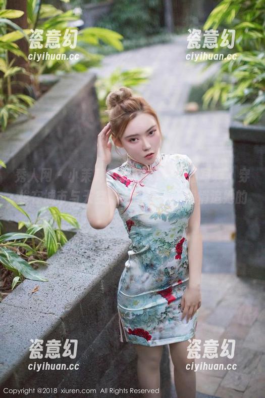 秀人网-小茉莉jasmine 秀人网 - 小茉莉jasmine的空姐写真,穿梭在城市与天空,原图让人想悄悄追她的行程。