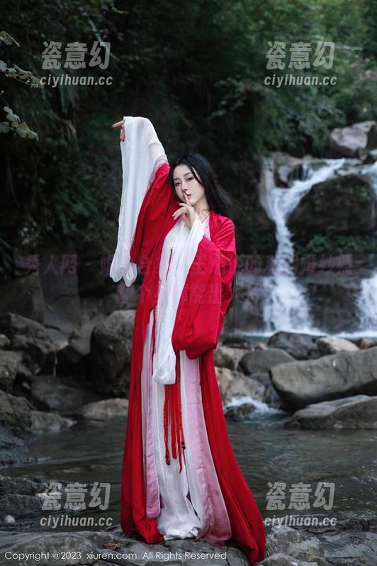 秀人网 - 婚纱合集：王心悦的私房婚纱照，翻个身都能出大片！