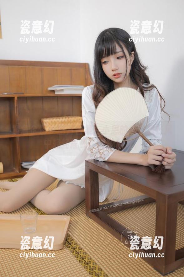 紧急企划 - 图片合集：小恩的连衣裙在风中轻轻摇曳，如梦似幻。