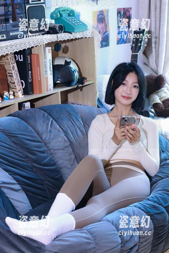 绮梦摄影 - 自拍一刻：最新照片记录露露办公室日常，难道在办公室也能OneTake？