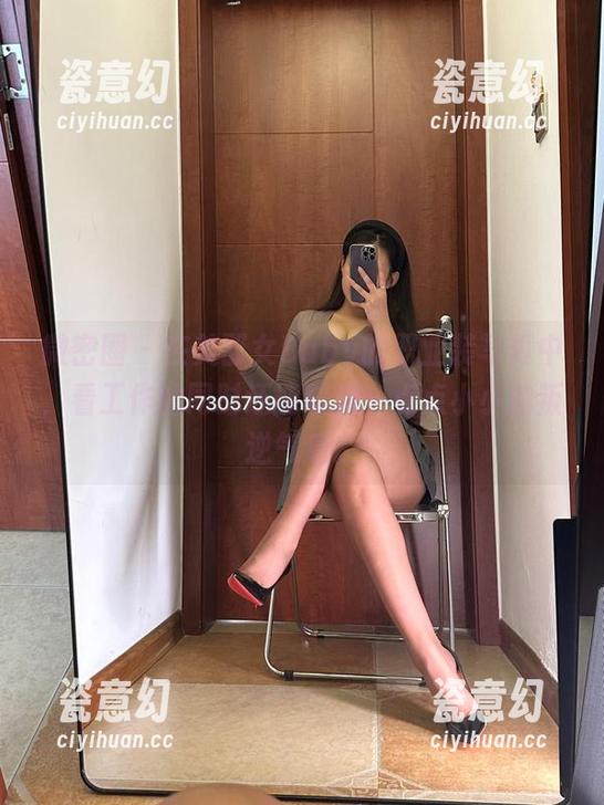 微密圈 - 在美邵女Baby的职业装写真中，看工作的同时还能嗅到一点点小小的叛逆气息。