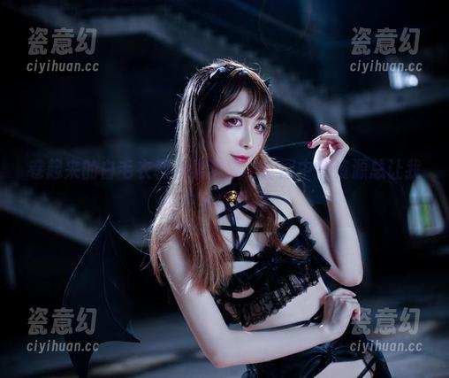卷起来的白毛衣和翎柒菜菜，套图中的资源总让我心中小鹿乱撞。