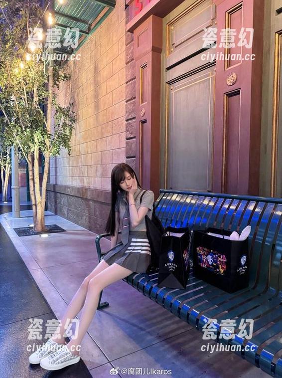 美图中的腐团儿Ikaros，好似从梦里走出来的清纯，带着一丝不经意的迷离，很让人琢磨。