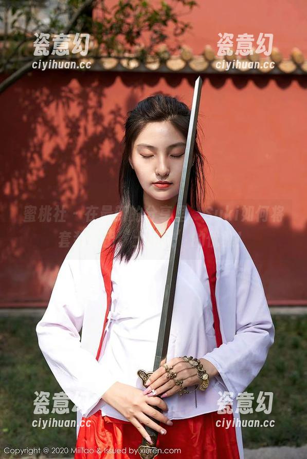 蜜桃社 - 在最新的分享里，Suki如何将套装穿出‘土拨鼠’的优雅！