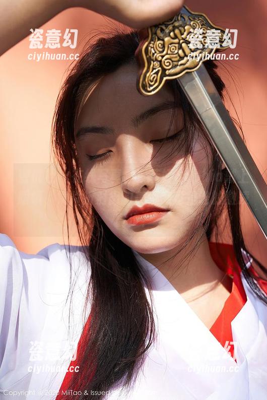 蜜桃社-索菲娅Sophia 蜜桃社 - 在线写真,索菲娅Sophia戴上眼镜,镜片折射出的美,究竟是谁的激凌舞步?