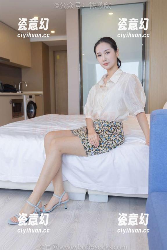 袜啵啵 - 私房写真里的小甜豆，一只脚的小腿白丝有一种超现实的美。