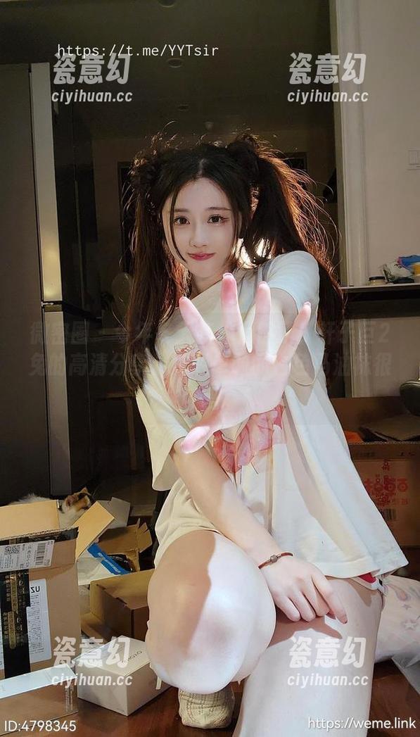 轩子巨2兔 微密圈 - 今年冬天有你足够了!轩子巨2兔的高清分享,摆脱单调的白色马油袜很可爱。