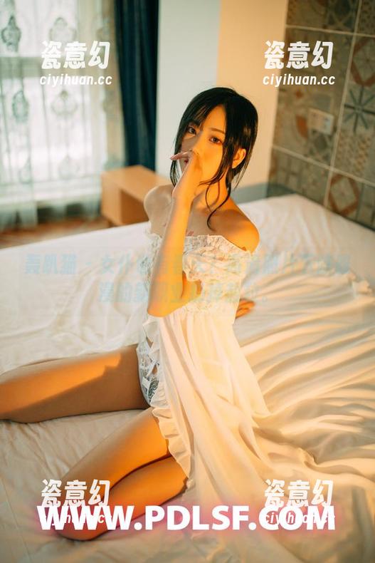 轰趴猫 - 女仆也有春天？高清照片下陈雅漫的新职业扔掉盐粒。