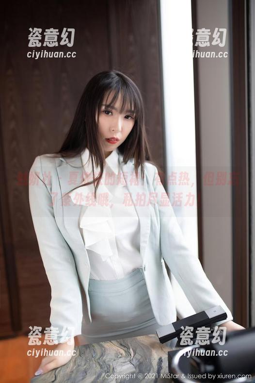 魅妍社-夏依依 魅妍社 - 夏依依的短裙:有点热,但别忘了紫外线哦,私拍尽显活力!