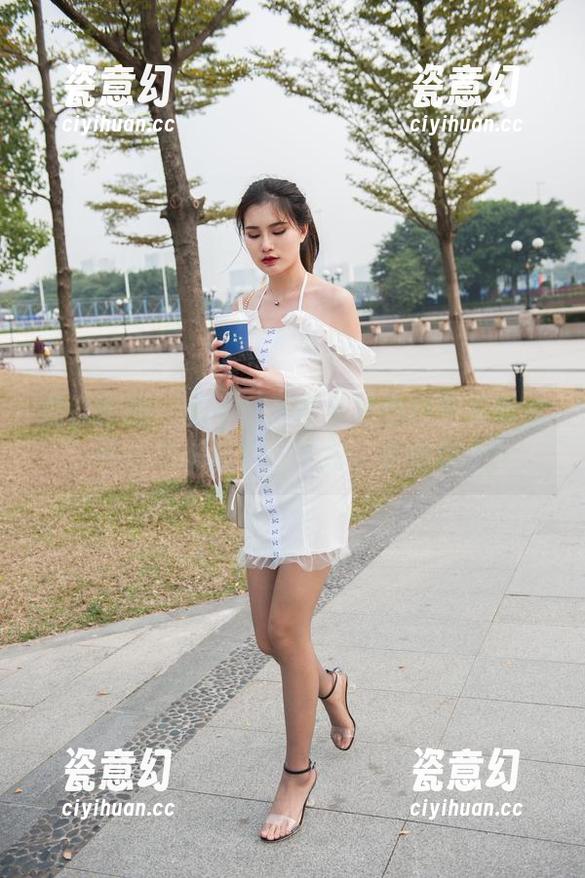 魔镜街拍 - 想不想下载婷婷的白色吊带裙？黑丝美腿那叫一个绝，快来跟上！