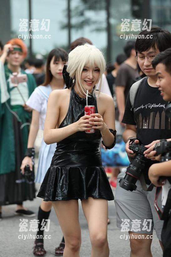魔镜街拍 - 婷婷的粉裙工作日常：销售主管的“优雅”求生秘籍分享
