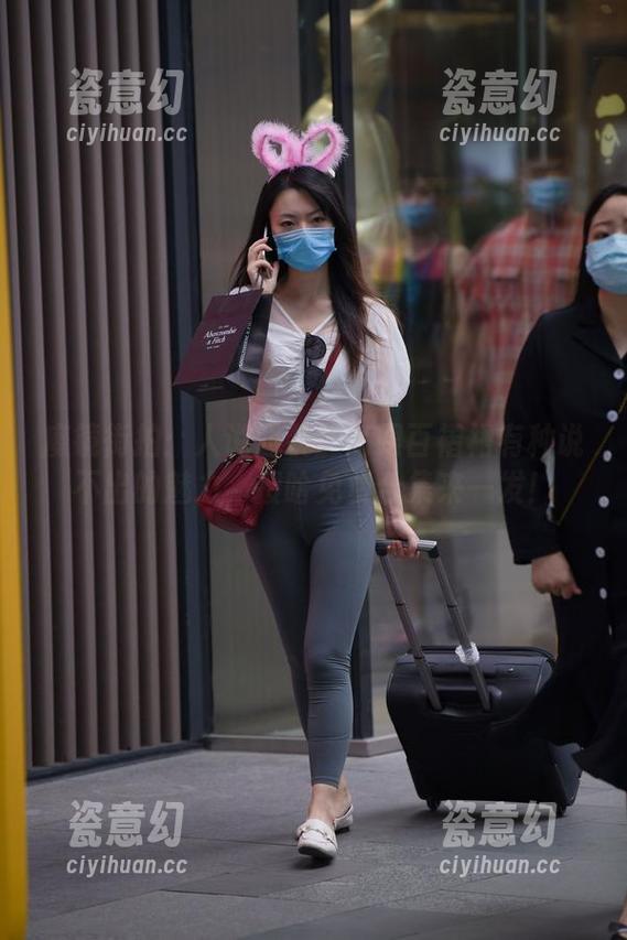 魔镜街拍：人说西装加高跟百褶裙有种说不出的魅力，搜哈免费合集来一发！
